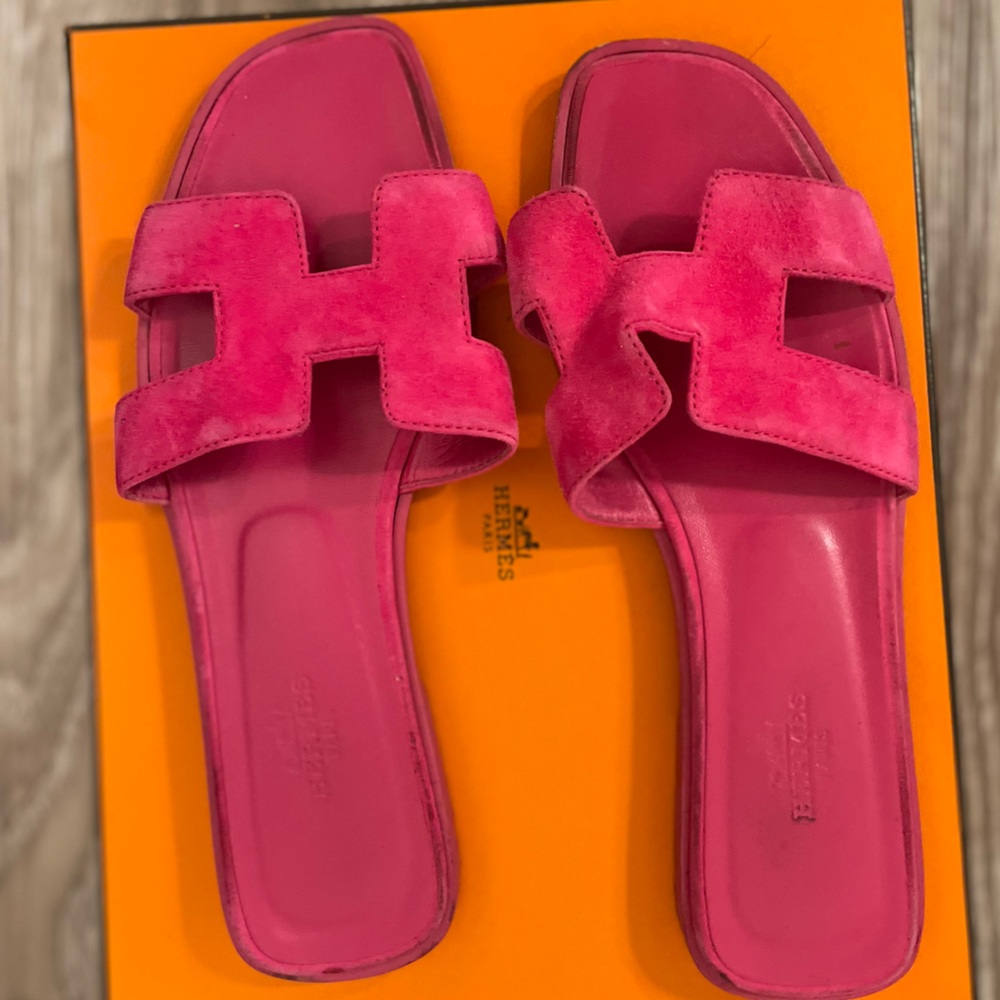 Hermès Oran Sandals 
Authentic 
Worn 
7.5
Suede Hot Pink